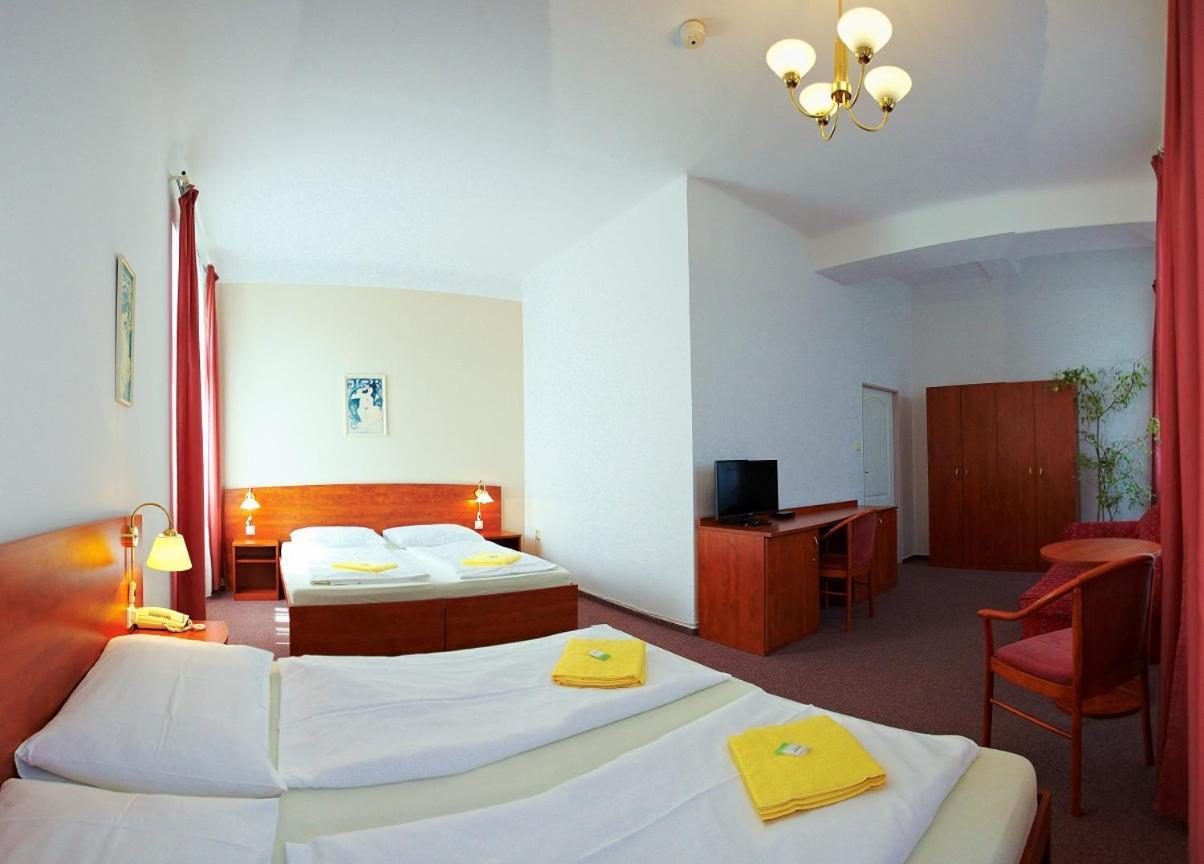 קלאטובי Wellness Hotel Central מראה חיצוני תמונה