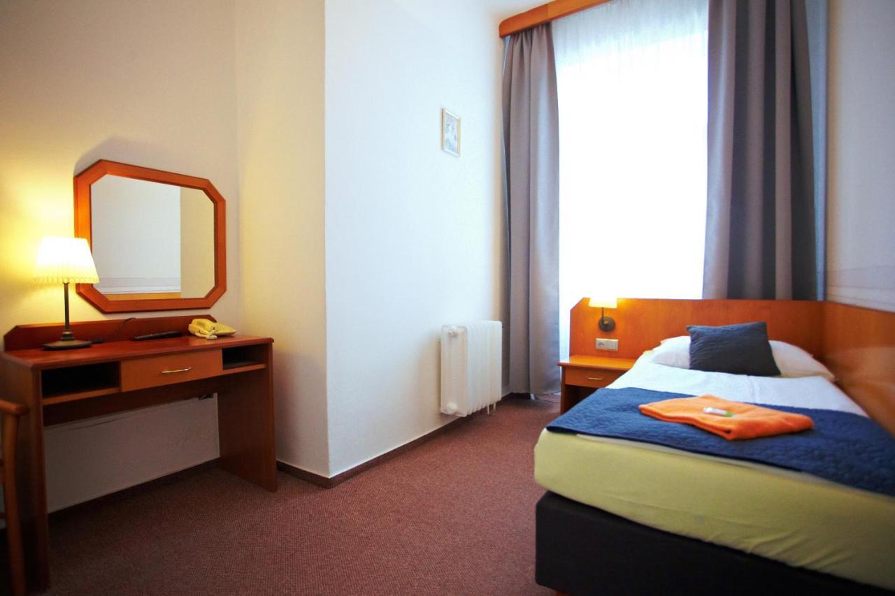 קלאטובי Wellness Hotel Central מראה חיצוני תמונה