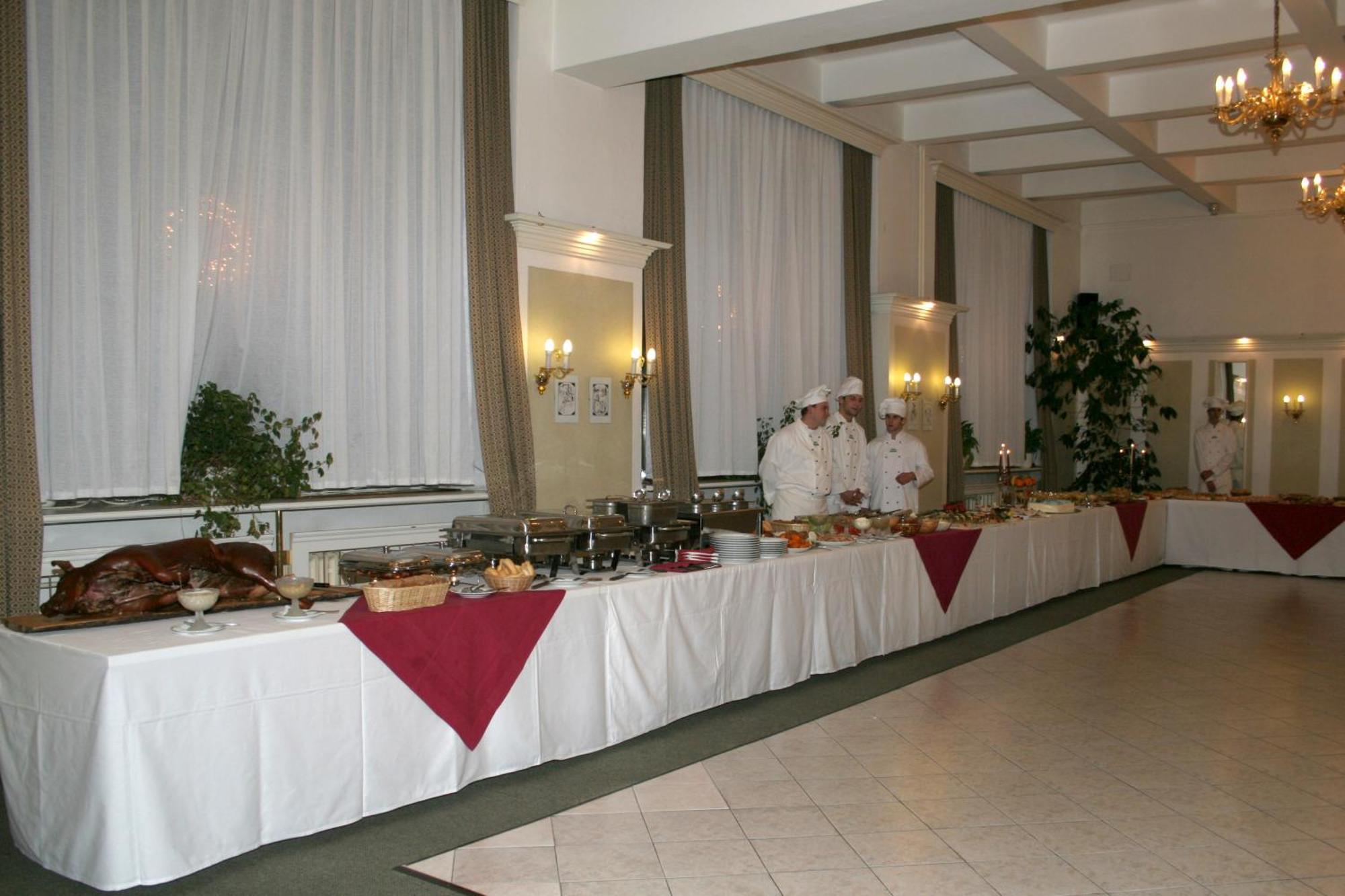 קלאטובי Wellness Hotel Central מראה חיצוני תמונה